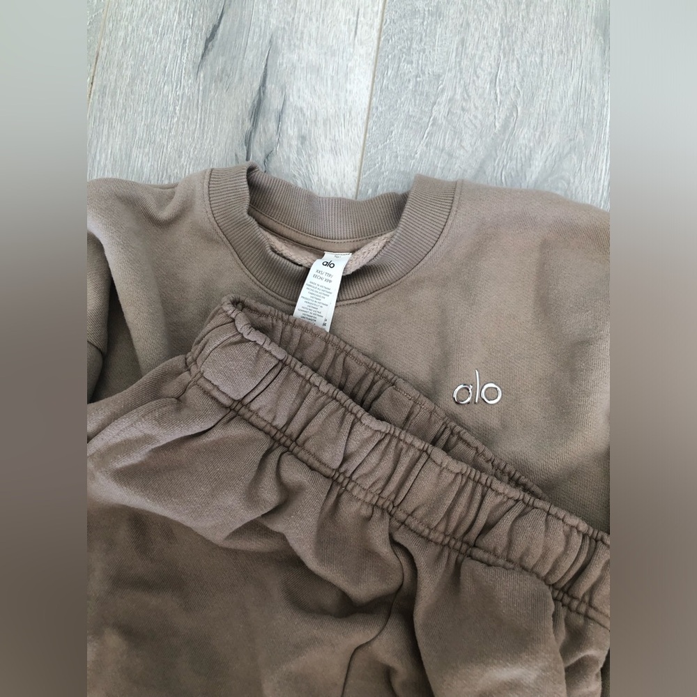 Alo Sweatshirt and Sweatpants - Picture 3 of 3